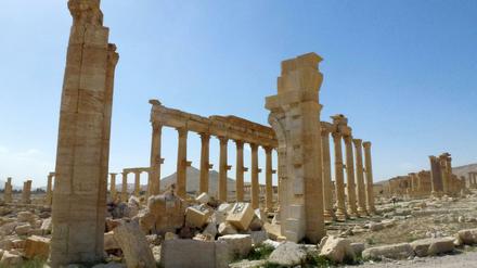 Das Foto zeigt in Palmyra die Überreste des historischen Triumphbogens, der von den IS-Milizen bei ihrem ersten Vordringen in die Stadt zerstört worden war. 