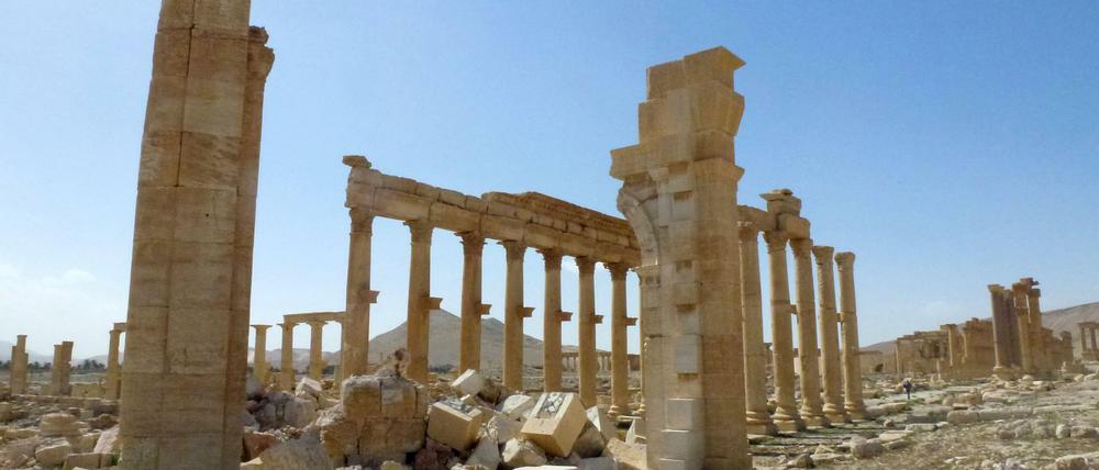 Das Foto zeigt in Palmyra die Überreste des historischen Triumphbogens, der von den IS-Milizen bei ihrem ersten Vordringen in die Stadt zerstört worden war. 