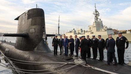 Frankreichs Präsident Emmanuel Macron (zweiter v. l.) and Australiens Premierminister Malcolm Turnbull (dritter v. l. ) auf dem Deck eines U-Bootes der australischen Armee. (Archivbild)