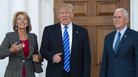 Betsy DeVos, Donald Trump und Mike Pence (von links)