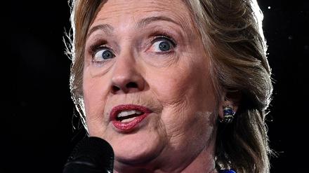 Comey im Blick: Hillary Clintons Kampagnenteam lenkt die Debatte auf den FBI-Direktor.