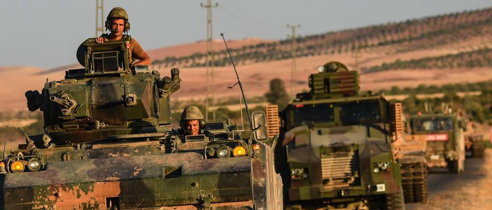 Türkische Soldaten fahren nach einem Einsatz in Nordsyrien zurück in ihr Heimatland.