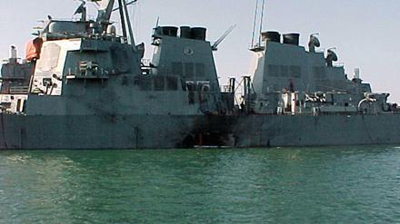 Ein Bild der US-Marine zeigt die "USS Cole" nach dem Anschlag 