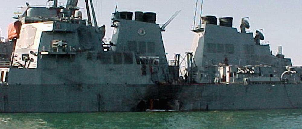 Ein Bild der US-Marine zeigt die "USS Cole" nach dem Anschlag 