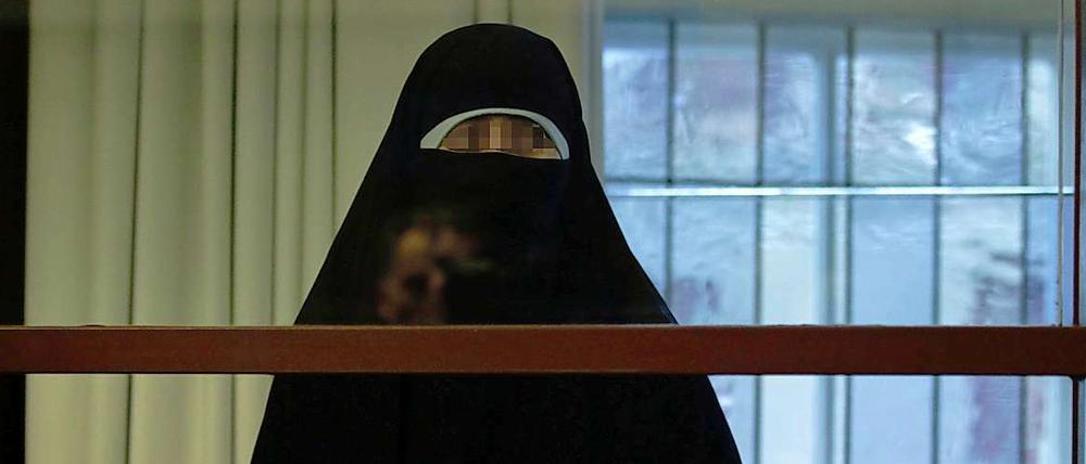 Die wegen mutmaßlicher Unterstützung islamistischer Terrororganisationen angeklagte Filiz G. erschien vor Gericht in einer Burka. Zum Prozessbeginn am 05. November steht sie im Berliner Kammergericht hinter einem Sicherheitsglas.