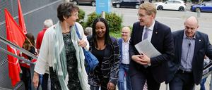 Monika Heinold und Aminata Touré von den Grünen gehen gemeinsam mit Daniel Günther (CDU) eine Treppe hinauf. 