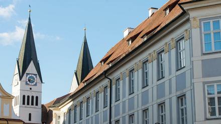 Das Bischofshaus mit der Wohnung des Eichstätter Bischofs vor dem Dom zu Eichstätt im Hintergrund (Archivbild)