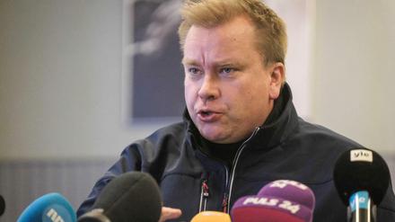 Der finnische Verteidigungsminister Antti Kaikkonen gibt eine Pressekonferenz.