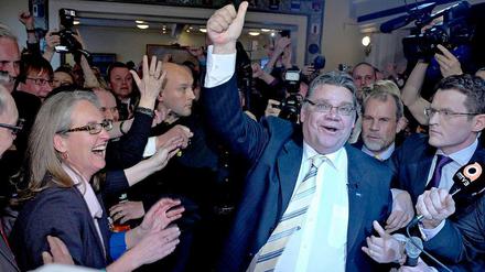 "Wahre Finnen" wissen, wie man feiert: Timo Soini, Chef der Rechtspopulisten, feiert mit Getreuen das sensationelle Wahlergebnis.