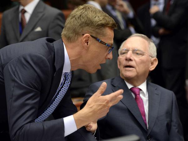 Der finnische Finanzminister Alexander Stubb und Bundesfinanzminister Wolfgang Schäuble am Montag bei der Sitzung der Euro-Gruppe in Brüssel.