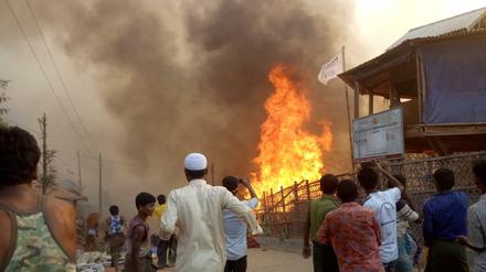 Brand in einem Camp für Rohingya-Flüchtlinge in Bangladesch 