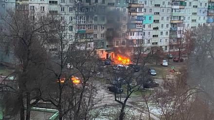Nach einem russischen Angriff brennt es in diesem Wohngebiet von Mariupol.