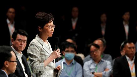 Hongkongs Verwaltungschefin Carrie Lam versucht bei einer Anhörung den Demonstrationen entgegen zu wirken.