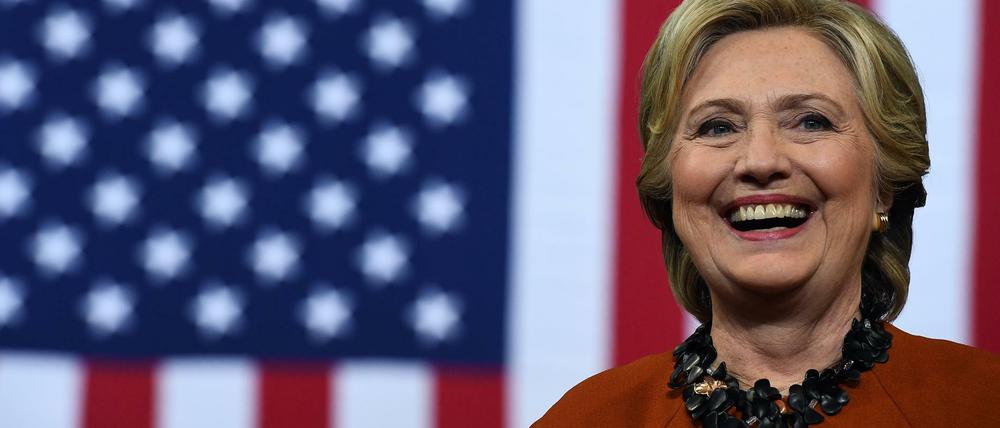 Das FBI will weitere E-Mails der demokratischen Präsidentschaftskandidatin Hillary Clinton untersuchen.