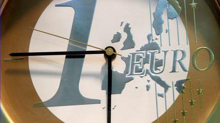 Eine Uhr mit dem Motiv einer Euro-Münze als Zifferblatt. Zum Abschluss des EU-Gipfels in Brüssel wurde am Freitag der Fiskalpakt unterzeichnet.