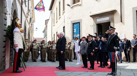 Die Präsidenten Mattarella und Steinmeier (Bildmitte) gedenken des Massakers von SS und Wehrmacht an Zivilisten in der Gemeinde Fivizzano im August 2019.