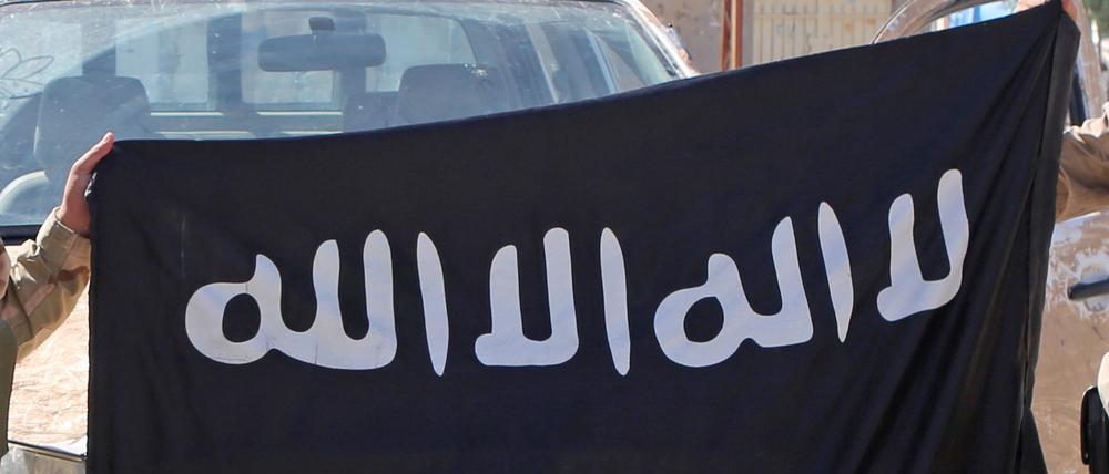 Eine erbeutete Flagge des IS.