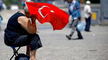 Flagge zeigen. Eine Frau demonstriert auf dem Taksim-Platz stummen Protest.