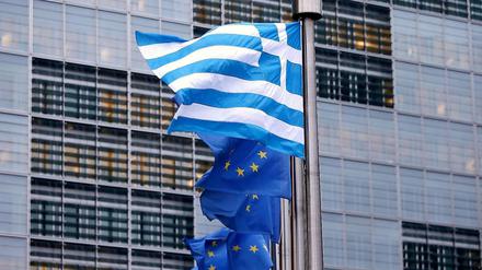 Im Zeichen der Krise. Während Griechenland und andere EU-Staaten zu drastischen Einsparungen gezwungen sind, steht auch in der EU-Kommission (im Hintergrund) ein Personalabbau an.