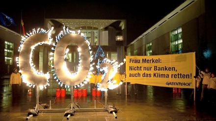 Am Donnerstag forderten Greenpeace-Aktivisten mit einem brennenden CO2-Zeichen vor dem Bundeskanzleramt in Berlin einen entschiedeneren Einsatz von Bundeskanzlerin Merkel für den Klimaschutz. Anlass war der Klimagipfel in Durban. 