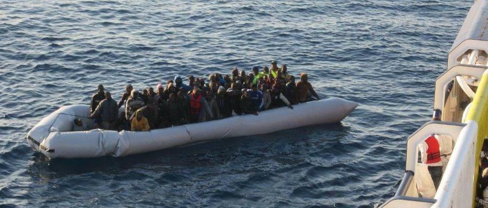 Gerettet! Und nun? Ein Flüchtlingsboot wird im Mittelmeer von dem Frachter "OOC Cougar" der Reederei Opielok Offshore Carriers gesichert. Die Reederei hat seit Dezember mehr als 1500 Menschen aus Seenot gerettet.