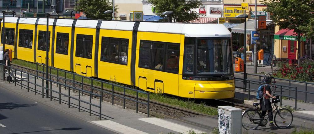 Eine Tram der Metrolinie M4 an der Haltestelle Antonplatz in Weissensee. 