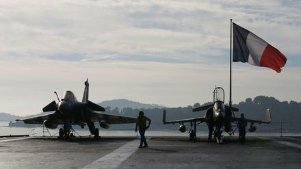Kampfjets auf dem französischen Flugzeugträger Charles de Gaulle, der in das östliche Mittelmeer verlegt wird.
