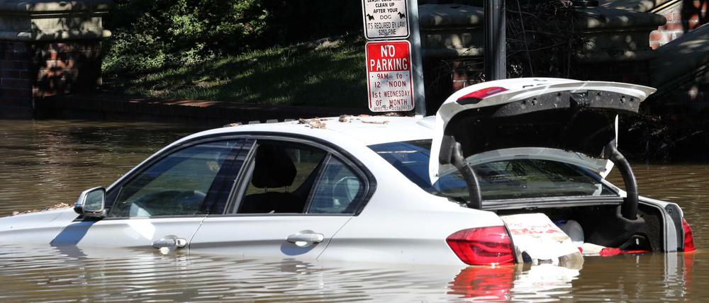 Starkregen im US-Bundesstaat New York: Ein Auto auf einer Straße in Mamaroneck