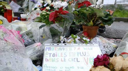 Auf dem Marktplatz erinnern Blumen und Kerzen an die beiden ermordeten Senegalesen.