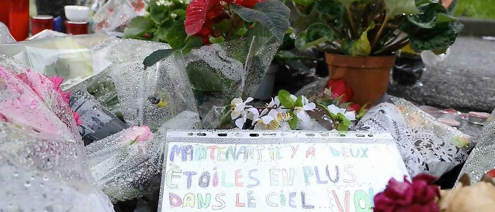 Auf dem Marktplatz erinnern Blumen und Kerzen an die beiden ermordeten Senegalesen.