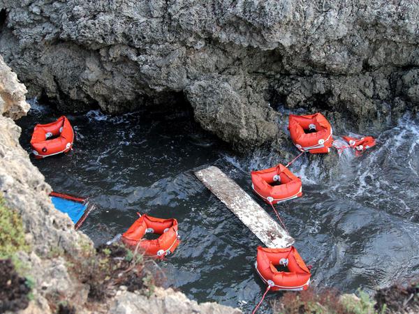 Reste des am Samstag gekenterten und zerstörten Bootes an der Küste von Lampedusa. 