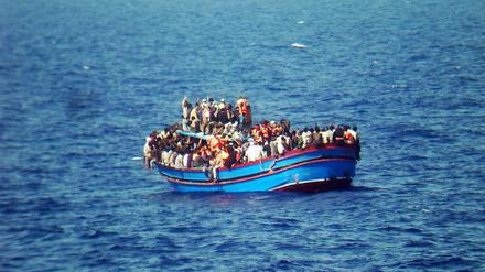 Lebensgefahr: In oftmals viel zu kleinen und überfüllten Booten machen sich die Flüchtlinge übers Mittelmeer auf den Weg nach Europa. 