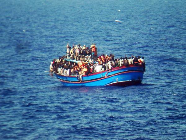 Lebensgefahr: In oftmals viel zu kleinen und überfüllten Booten machen sich die Flüchtlinge übers Mittelmeer auf den Weg nach Europa. 