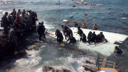 Dramatische Rettung vor Rhodos. Flüchtlinge haben sich auf einem Wrackteil zu den Klippen von Rhodos gerettet.