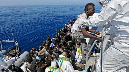 Flüchtlinge werden im Mittelmeer von der italienischen Küstenwache aus einem überfüllten Schlauchboot gerettet. Die EU tut sich mit einer humanen und zugleich rationaleren Einwanderungs- und Flüchtlingspolitik weiter schwer. 