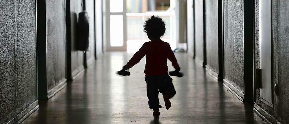 Ein Kind läuft über einen Flur in einem Flüchtlingsheim in Hessen. 