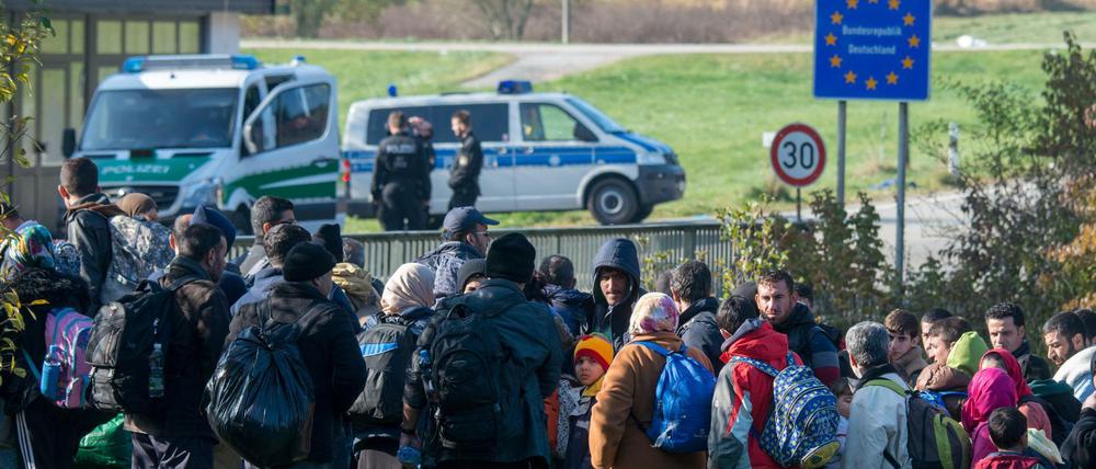 Flüchtlinge warten an der Grenze in Österreich kurz vor Wegscheid (Bayern). 
