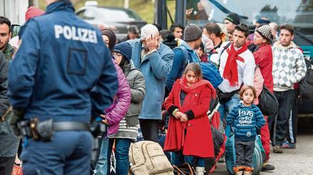 Flüchtlinge am Grenzübergang in Österreich kurz vor Deutschland im Oktober 2015