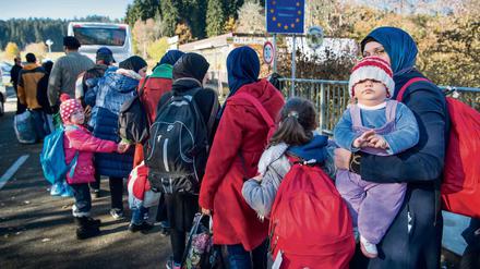 Flüchtlinge gehen von der Notunterkunft nahe der oberösterreichischen Ortschaft Hanging auf die deutsche Seite. Harald Martenstein fragt sich, ob beim Thema Integration die Optimisten oder die Pessimisten Recht behalten werden.