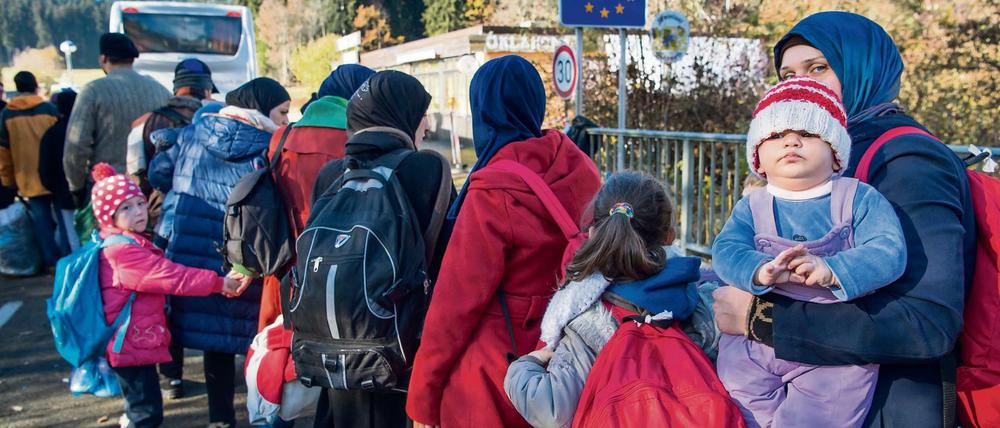 Flüchtlinge gehen von der Notunterkunft nahe der oberösterreichischen Ortschaft Hanging auf die deutsche Seite. Harald Martenstein fragt sich, ob beim Thema Integration die Optimisten oder die Pessimisten Recht behalten werden.