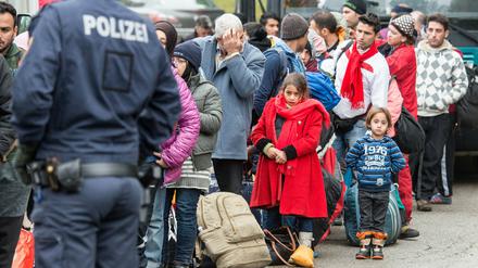 An fünf ausgewählten Grenzübergängen sollen nun pro Stunde 50 Migranten nach Deutschland einreisen können, teilte die CSU mit.