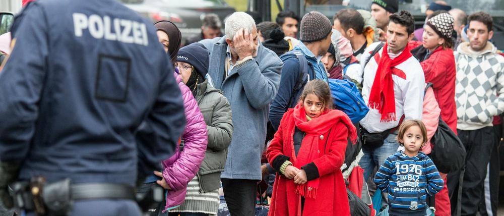 An fünf ausgewählten Grenzübergängen sollen nun pro Stunde 50 Migranten nach Deutschland einreisen können, teilte die CSU mit.