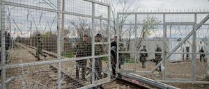 Österreich verlangt noch mehr Grenzschließungen, um auch Ausweichrouten jenseits der Balkanroute zu sperren.