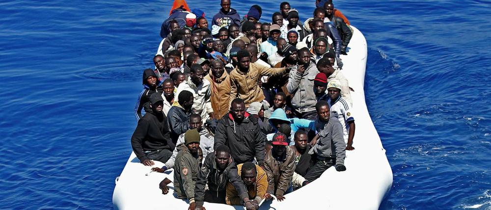 Täglich werden vor der Küste Italiens Flüchtlinge aus dem Mittelmeer gerettet. 