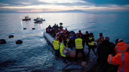 Flüchtlinge kommen in einem Schlauchboot aus der Türkei auf der griechischen Insel Lesbos in der Nähe der Hafenstadt Mitilini (Mytilini) an. 