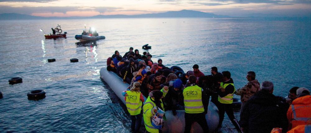 Flüchtlinge kommen in einem Schlauchboot aus der Türkei auf der griechischen Insel Lesbos in der Nähe der Hafenstadt Mitilini (Mytilini) an. 