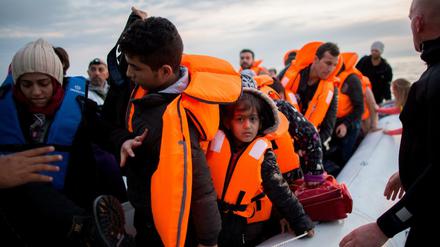 Flüchtlinge kommen in einem Schlauchboot aus der Türkei auf der griechischen Insel Lesbos in der Nähe der Hafenstadt Mitilini (Mytilini) an.