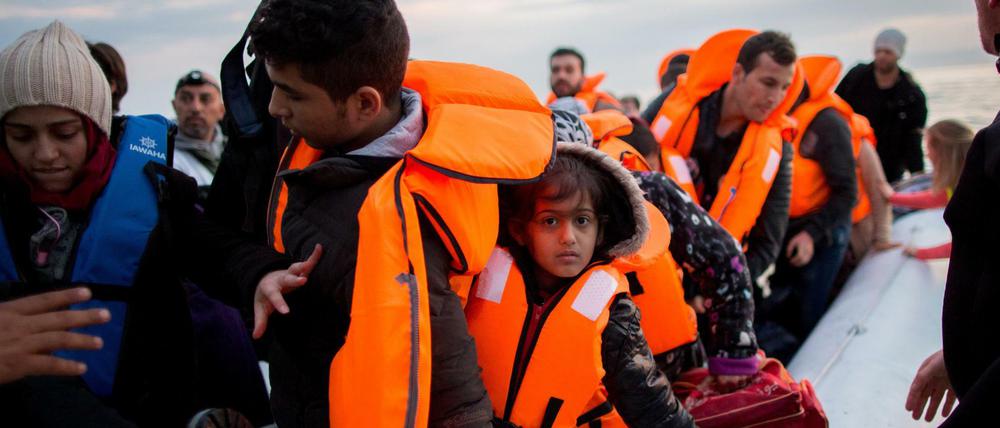 Flüchtlinge kommen in einem Schlauchboot aus der Türkei auf der griechischen Insel Lesbos in der Nähe der Hafenstadt Mitilini (Mytilini) an.