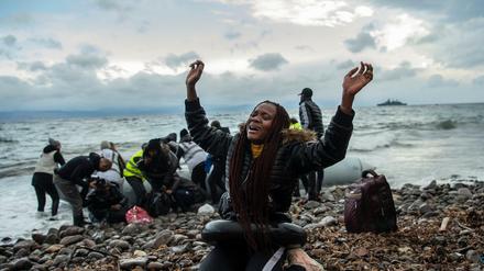 Eine Migrantin aus Afrika reagiert am Strand des Dorfes Skala Sikamias nach ihrer Ankunft aus der Türkei in einem Schlauchboot.