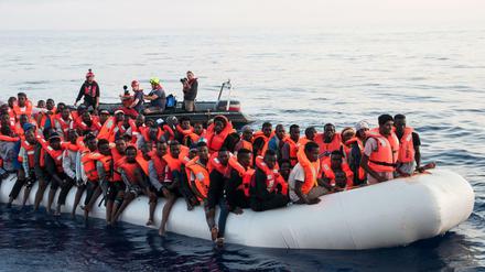 Flüchtlinge auf einem Schlauchboot werden werden vom Rettungsschiff Lifeline der deutschen Hilfsorganisation Mission Lifeline aufgenommen. 